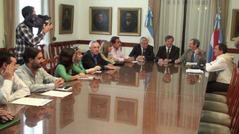 El Gobierno recibe a los gremios docentes	 