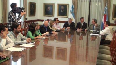 El Gobierno recibe a los gremios docentes	 