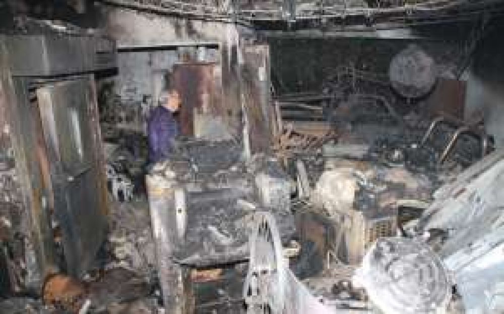 P�rdidas millonarias en una casa por un voraz incendio