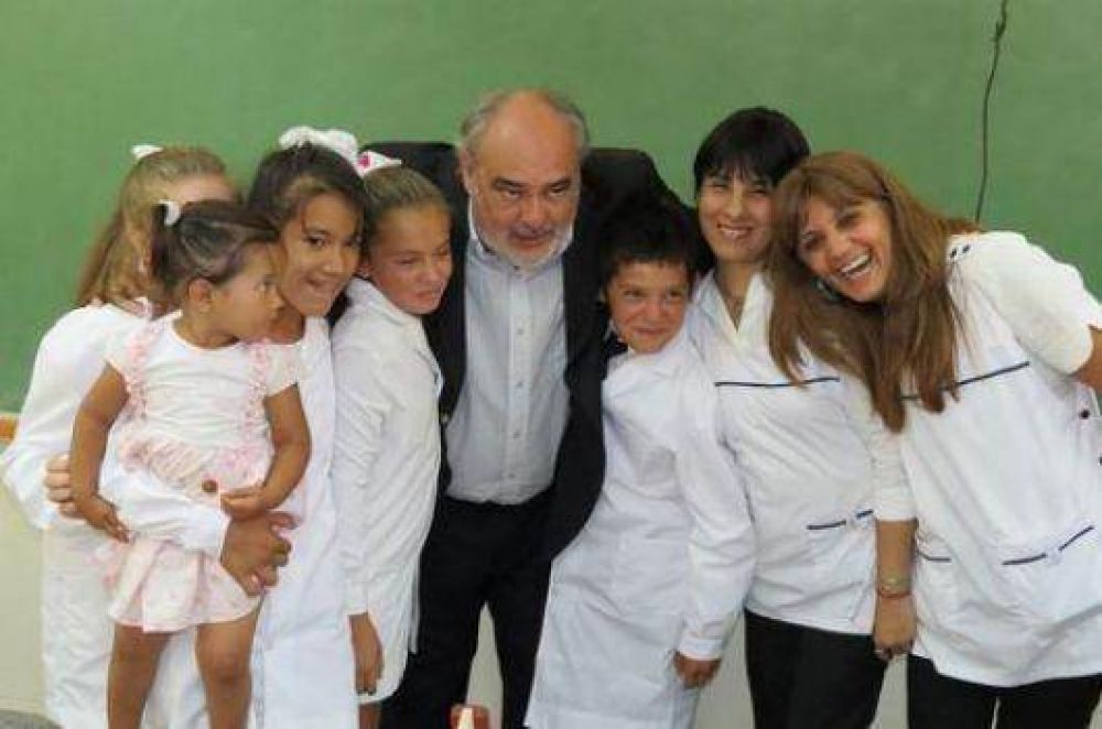 Desde el Gobierno destacan la suba de 186% en el b�sico docente