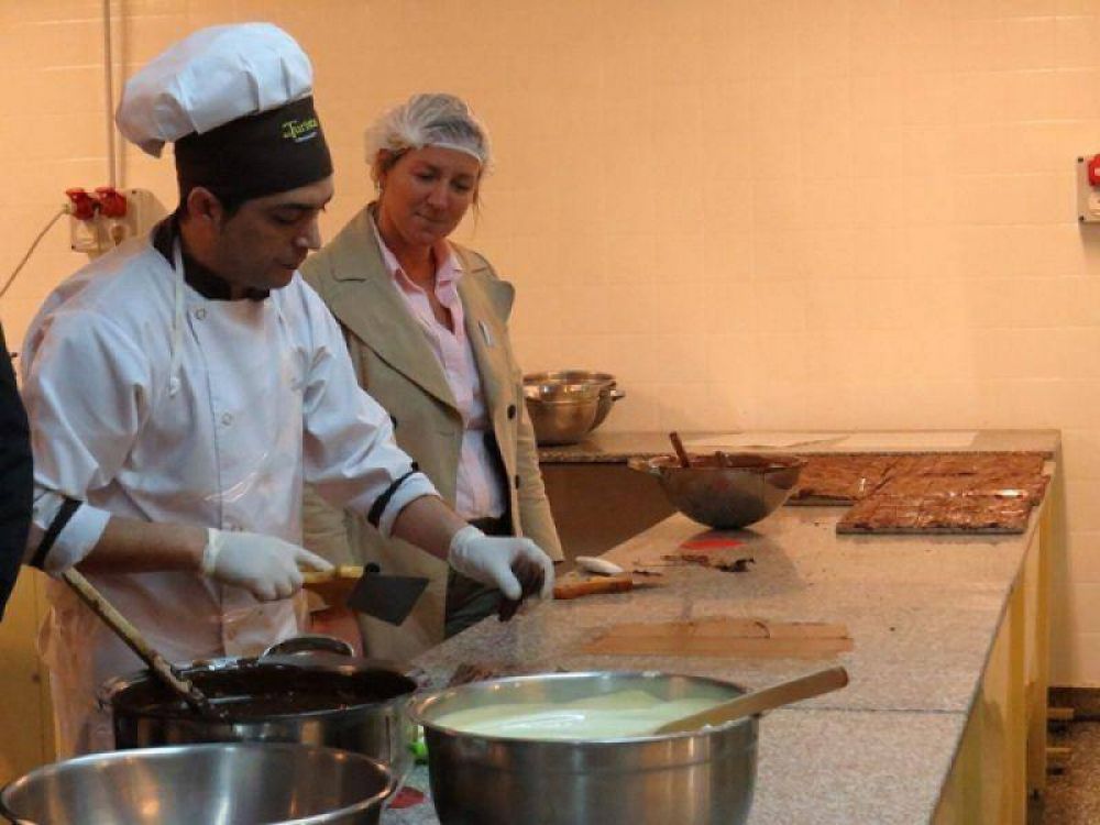 Intendenta recorri� f�brica en la que trabajan j�venes de la oficina de empleo