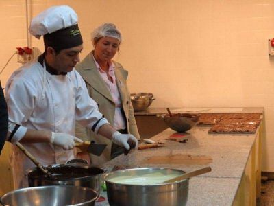 Intendenta recorri� f�brica en la que trabajan j�venes de la oficina de empleo