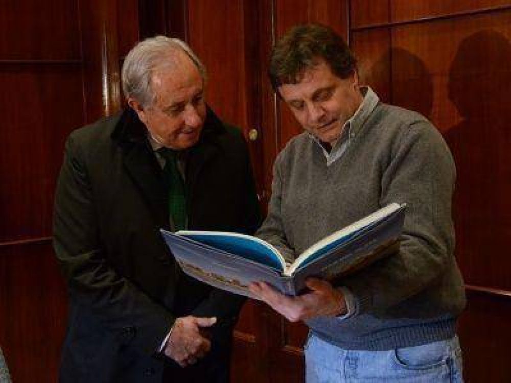 EL INTENDENTE RECIBI� AL PRESIDENTE DE LA FEDERACI�N INTERNACIONAL DE VOLEY