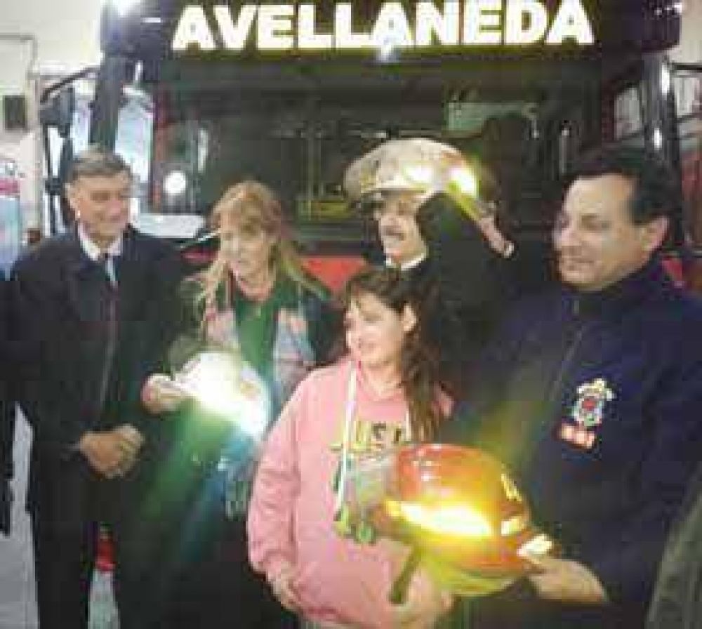 Binner, Stolbizer, Alfons�n y Ceballos con los Bomberos de Avellaneda
