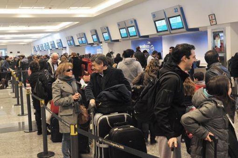 Aeroparque con mucho movimiento en el recambio de vacaciones