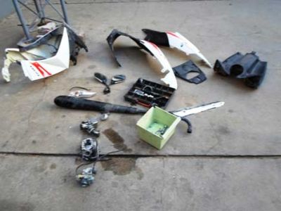 Encuentran a menor desarmando moto robada 