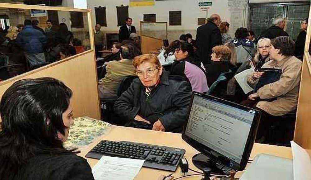 Jubilados provinciales tienen que llevar el F572 a la Caja