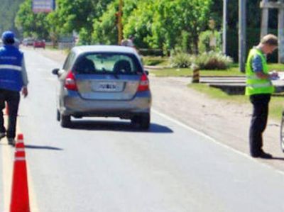 Fing�an controles vehiculares en la ruta para robar a transportistas