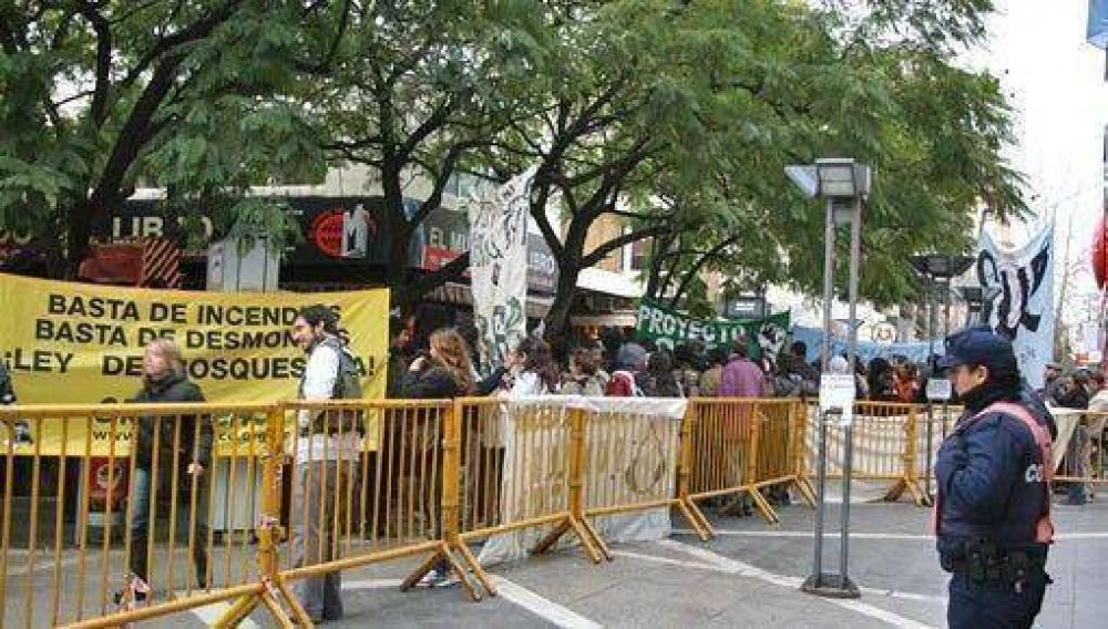 Vecinos protestan contra la pol�tica ambiental de la Provincia
