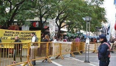 Vecinos protestan contra la pol�tica ambiental de la Provincia