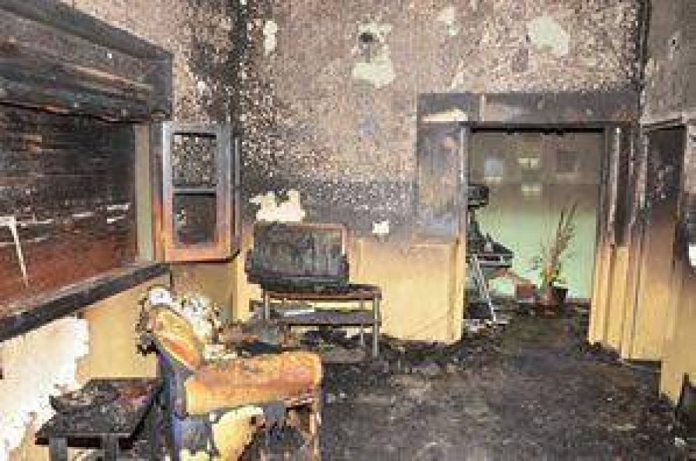  Rescatan a familia de morir en un incendio