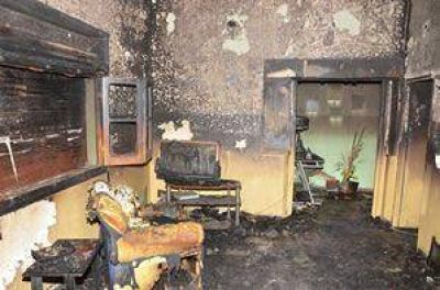  Rescatan a familia de morir en un incendio