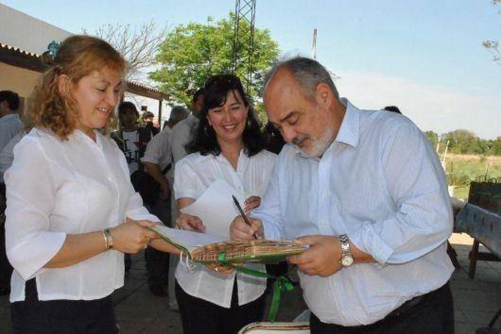 Con 11 aumentos, Colombi elev� el b�sico docente 186% en su gesti�n