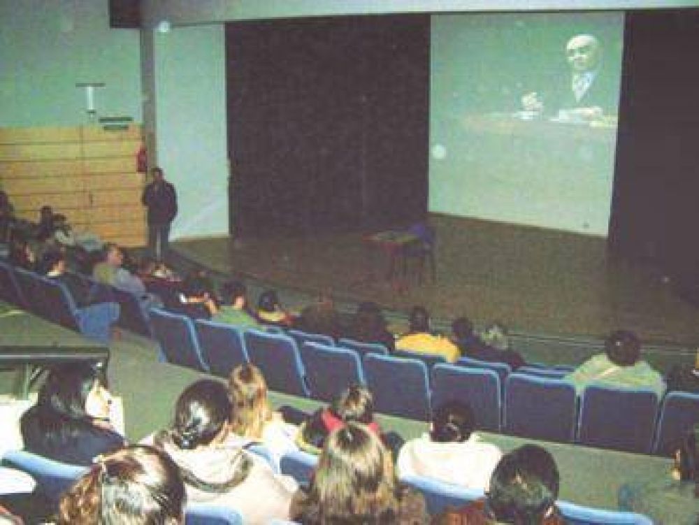 Abri� la muestra �Mano a mano con Jauretche�
