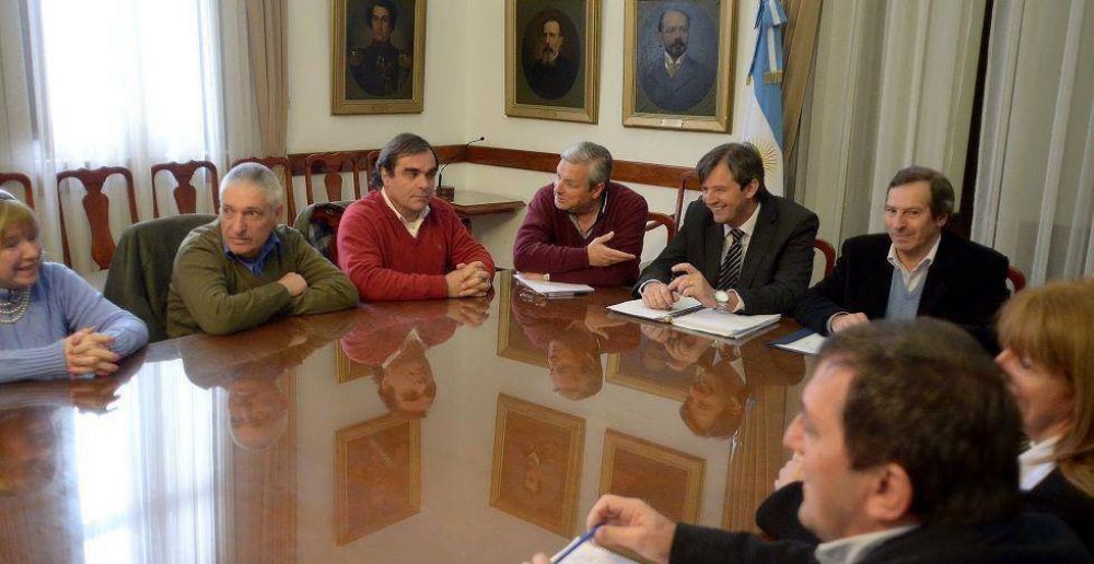 Proponen a los docentes adelantar a julio el aumento previsto para agosto