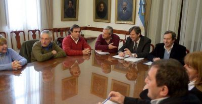 Proponen a los docentes adelantar a julio el aumento previsto para agosto