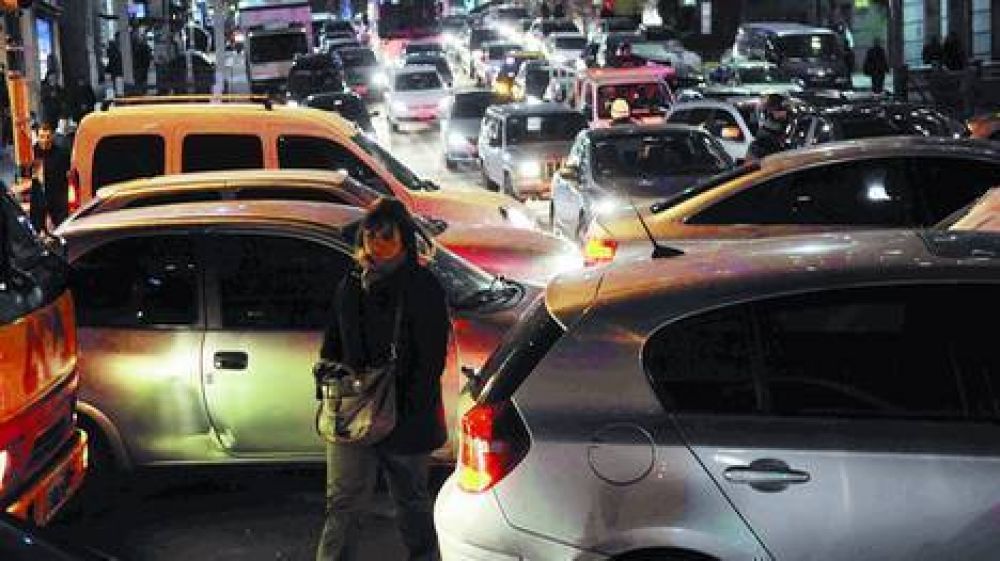 Tr�nsito colapsado: Naci�n y Ciudad se cruzan por el desalojo del piquete en Alem