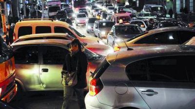 Tr�nsito colapsado: Naci�n y Ciudad se cruzan por el desalojo del piquete en Alem