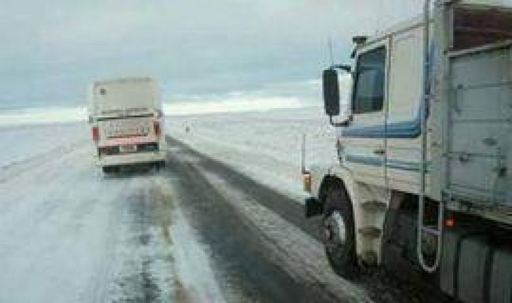 Anoche cortaron la Ruta 3 entre Trelew y Comodoro por hielo y nieve