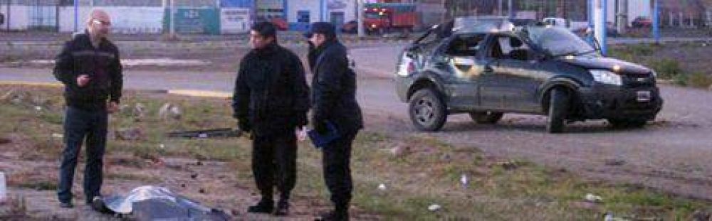 Un joven muri tras volcar en la rotonda de Codepro de Trelew