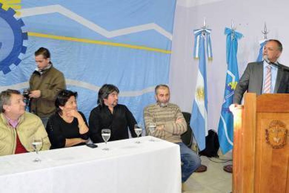 Buzzi present� los Centros de Encuentro