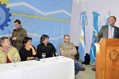 Buzzi present� los Centros de Encuentro