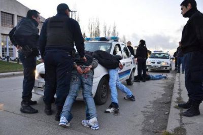 Roban taxi, lo abandonan y los detiene la polic�a