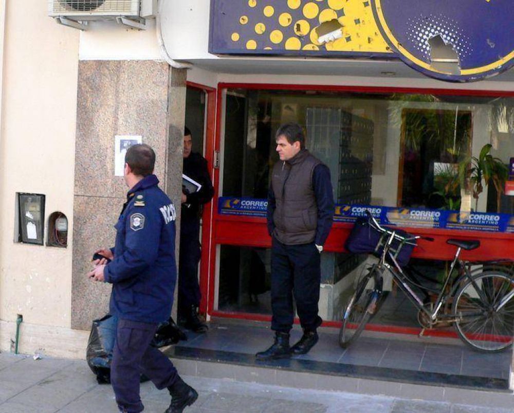 ROBO AL CORREO: EL COMISARIO GIL RECORRI� EL LUGAR DONDE SE PRODUJO EL HECHO