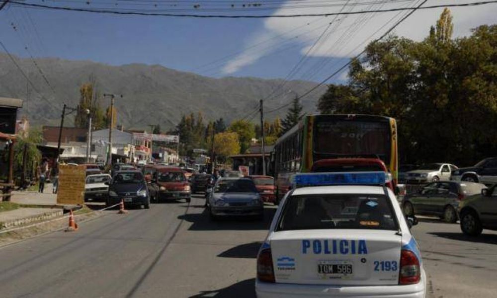Como en una pel�cula, tres ladrones encerraron a 25 chicas para robar por m�s de cuatro horas
