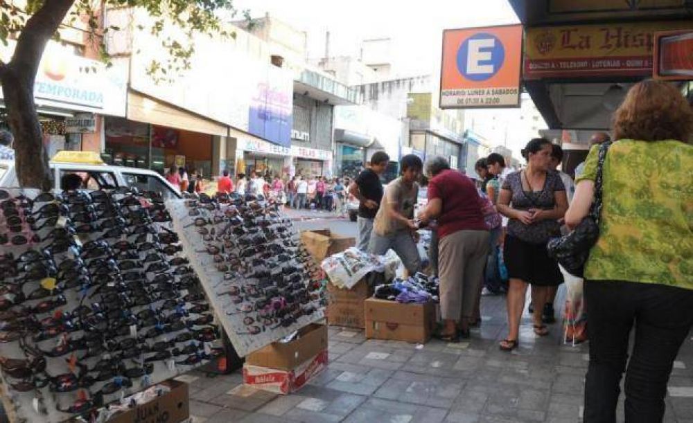 Proliferan los puestos de ropa general