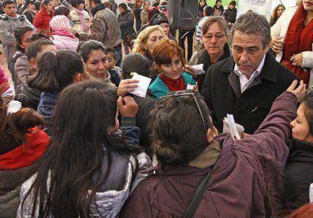 Finaliz� la entrega de las tarjetas de �Ellas Hacen� en Avellaneda
