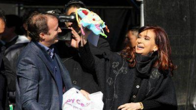 CFK contra la oposici�n: "Ahora se unen, pero despu�s huyen cuando las papas queman"