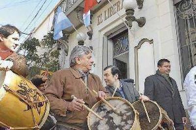 La columna central salud� a su paso al Decano del Norte Argentino