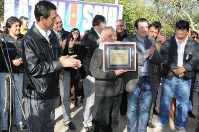 El gobernador dijo presente en el cumplea�os de la Sachaguitarra
