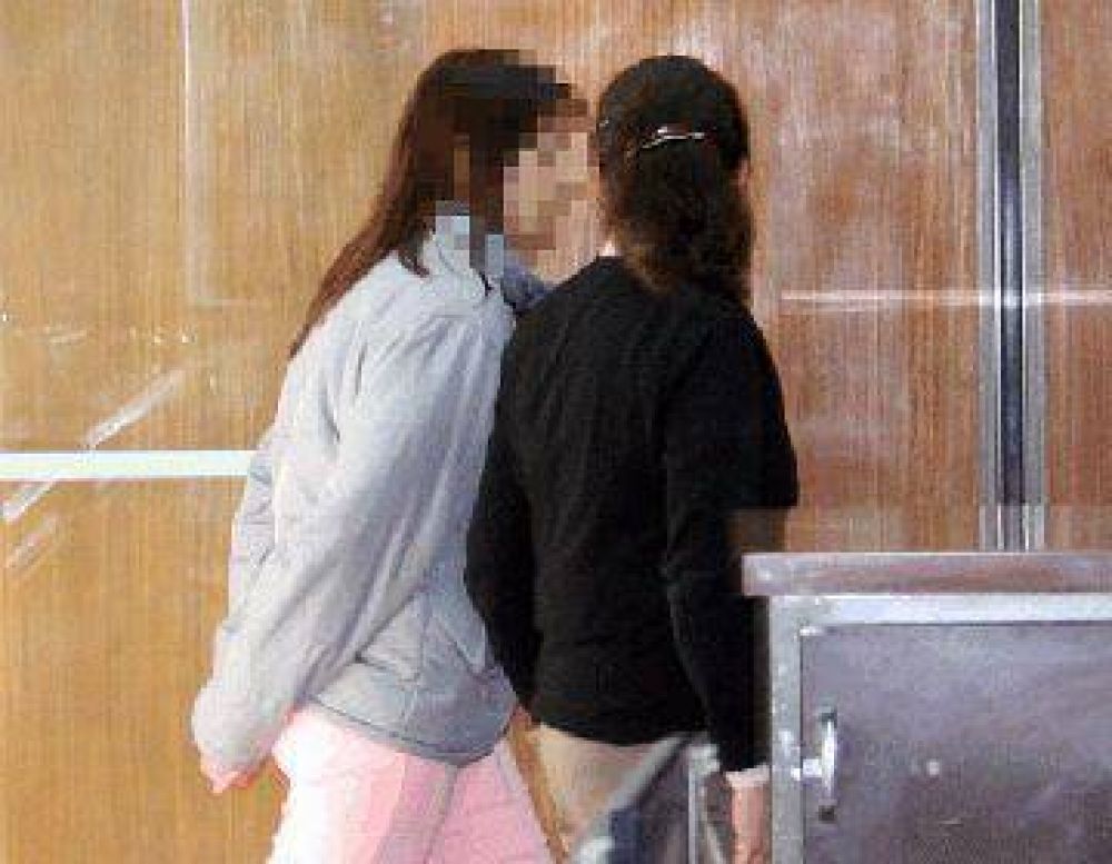 Pico: una madre dejo sus tres hijas atadas con precintos y cadenas para salir al centro