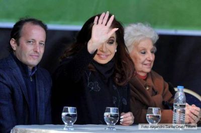 Cristina: "Los dem�s opinan y pontifican, nosotros hacemos"