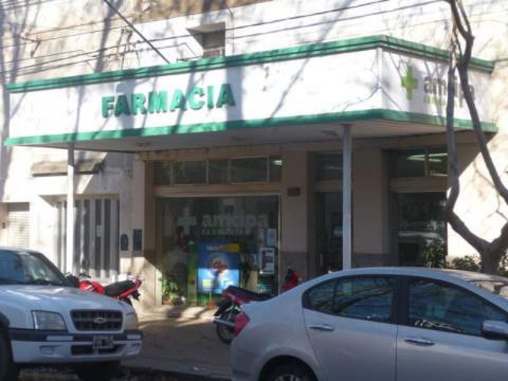 En dos asaltos, a la farmacia de AMCIPA y a una zapater�a, se llevaron m�s de diez mil pesos