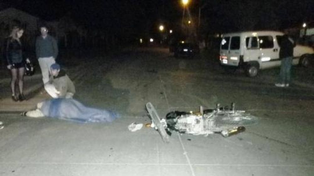 Fuerte impacto entre una moto y una camioneta en el barrio 25