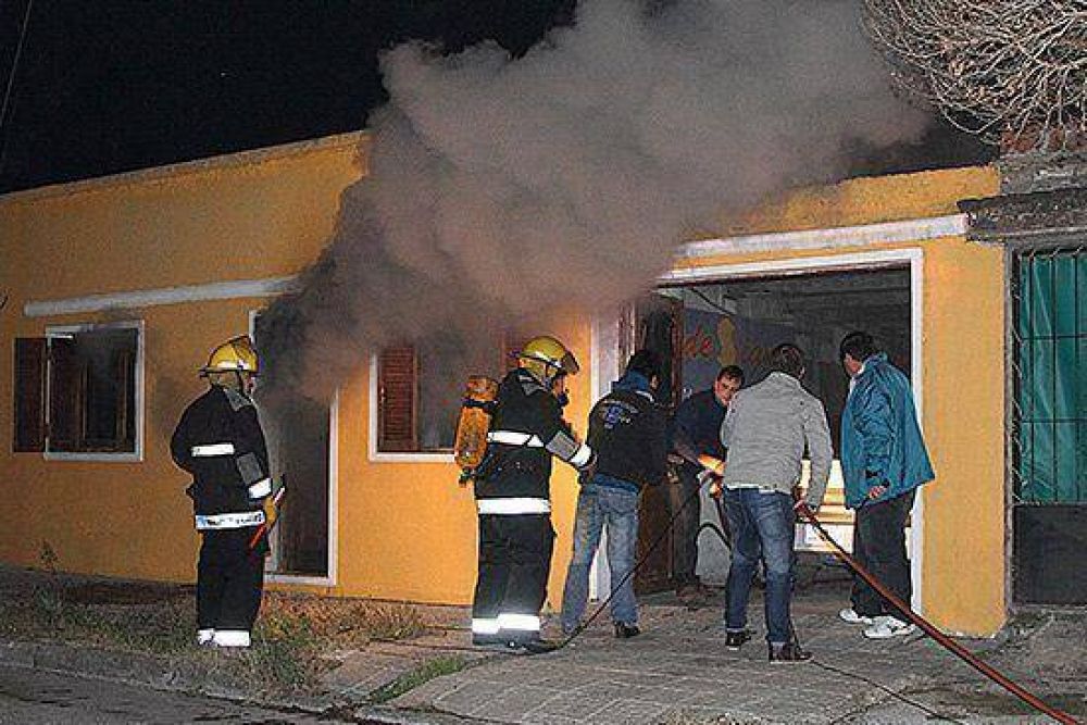 Incendio provoc� da�os totales en la habitaci�n de una vivienda