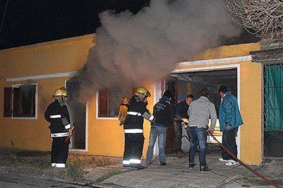 Incendio provoc� da�os totales en la habitaci�n de una vivienda