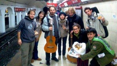 Camino Popular hizo campa�a cantando en los subtes