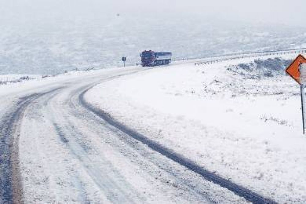 Jornada de intenso trabajo para rescatar a centenares de veh�culos varados en la nieve