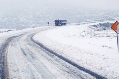 Jornada de intenso trabajo para rescatar a centenares de veh�culos varados en la nieve