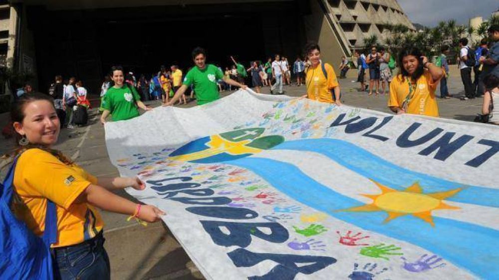Voluntarios cordobeses, detr�s del premio de tocar a Francisco