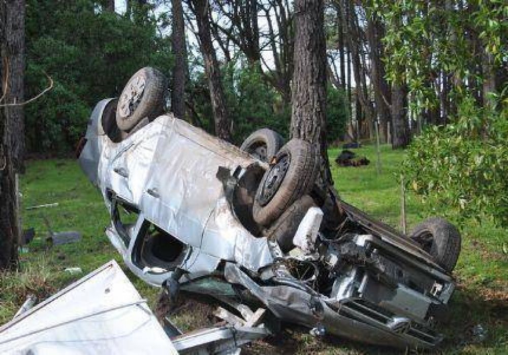 Impresionante vuelco en el ingreso al balneario �El Mirador�,y se salv�!!!