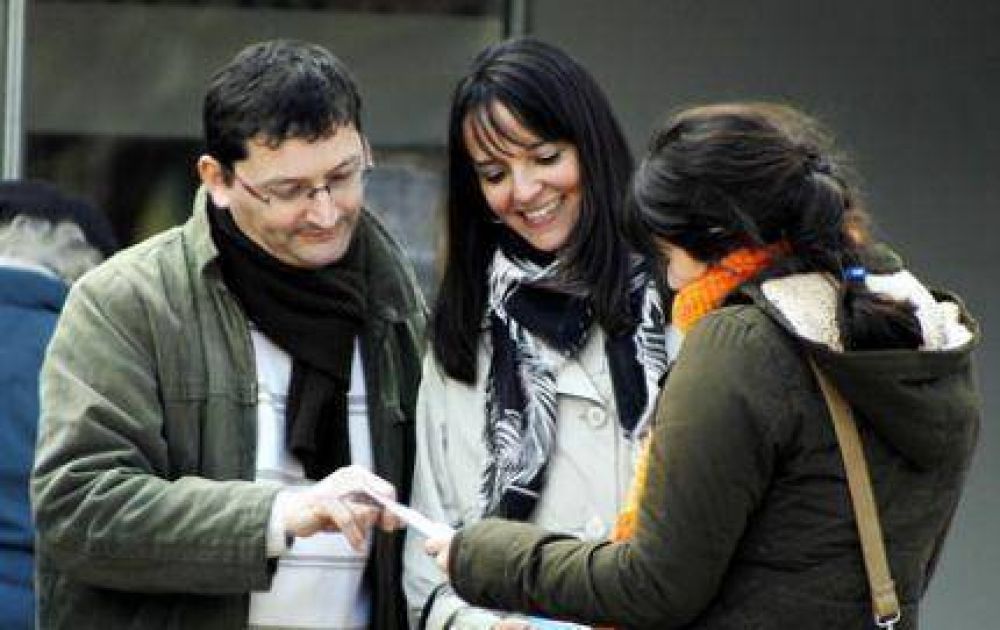 Vuoto y Sch�trumpf visitaron la 19� Feria de las Colectividades