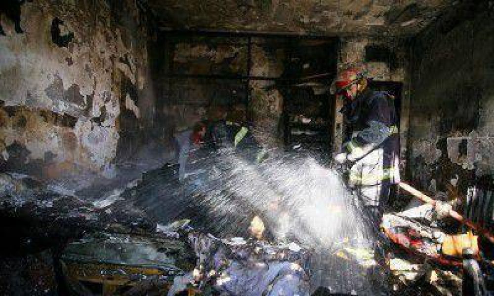 Hubo dos fallecidos y una casa destruida en diferentes incendios