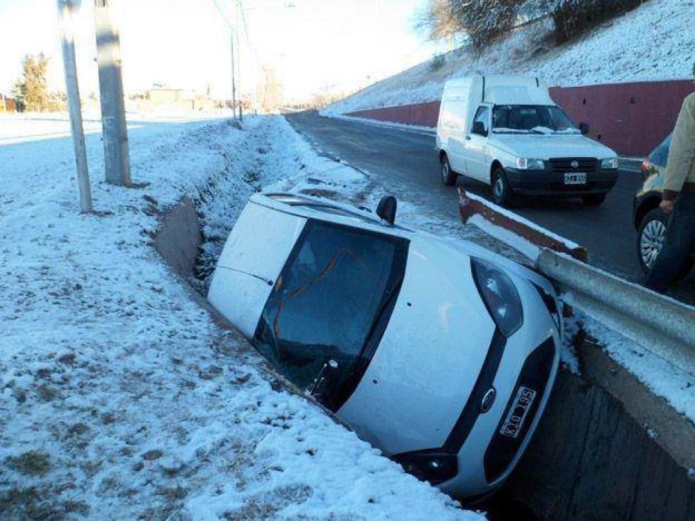 Por el hielo en las calzadas se recomend� precauci�n y se cerraron rutas y el acceso al Cerro de la Gloria