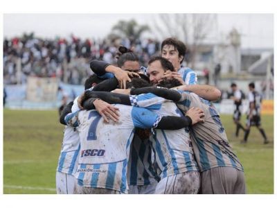 Juventud Unida de Gualeguaych� gan� sobre el final y ascendi� al Argentino A