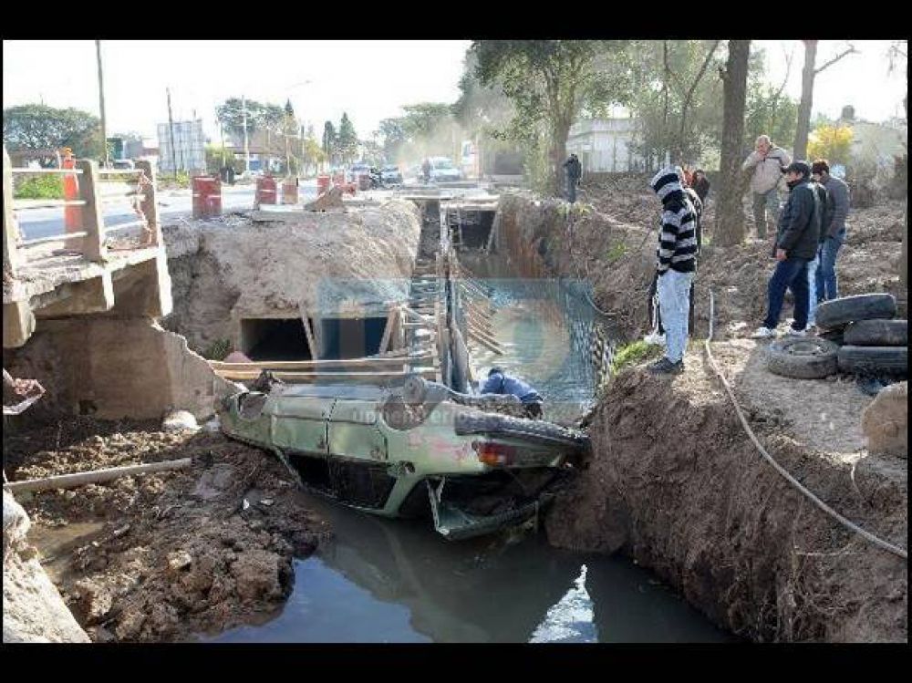 Un auto se cay� de un puente en la obra de avenida Almafuerte